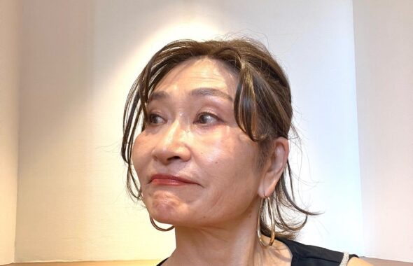 グレーのセットアップを着て秋を意識する三村由香