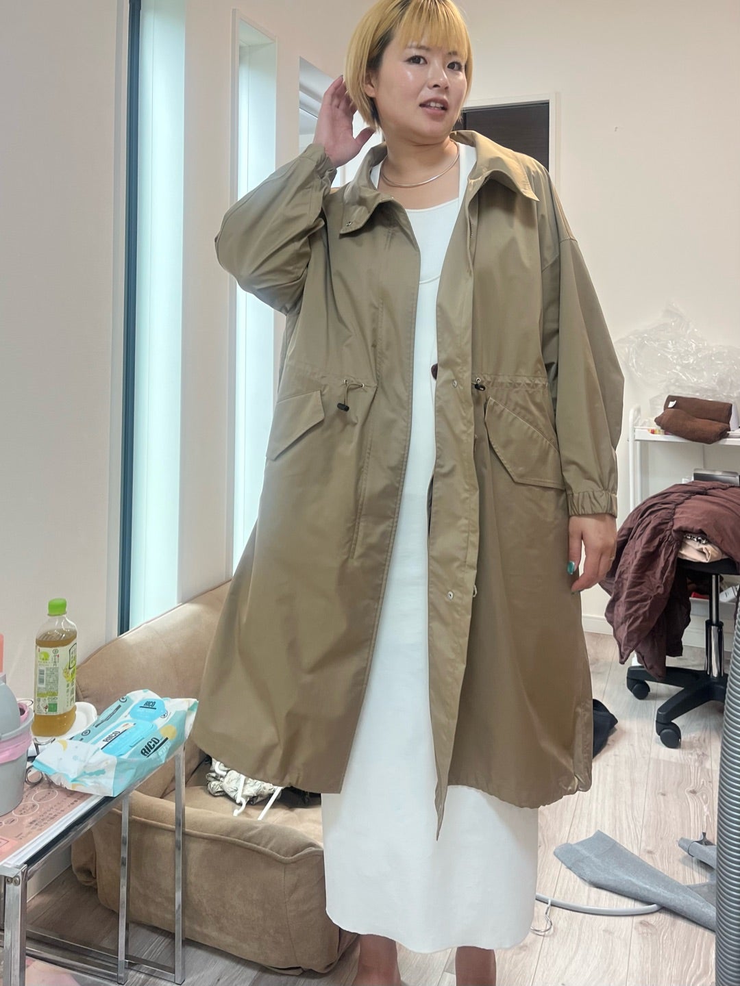カーキの服を羽織りとして白いコーデに重ねたお客様