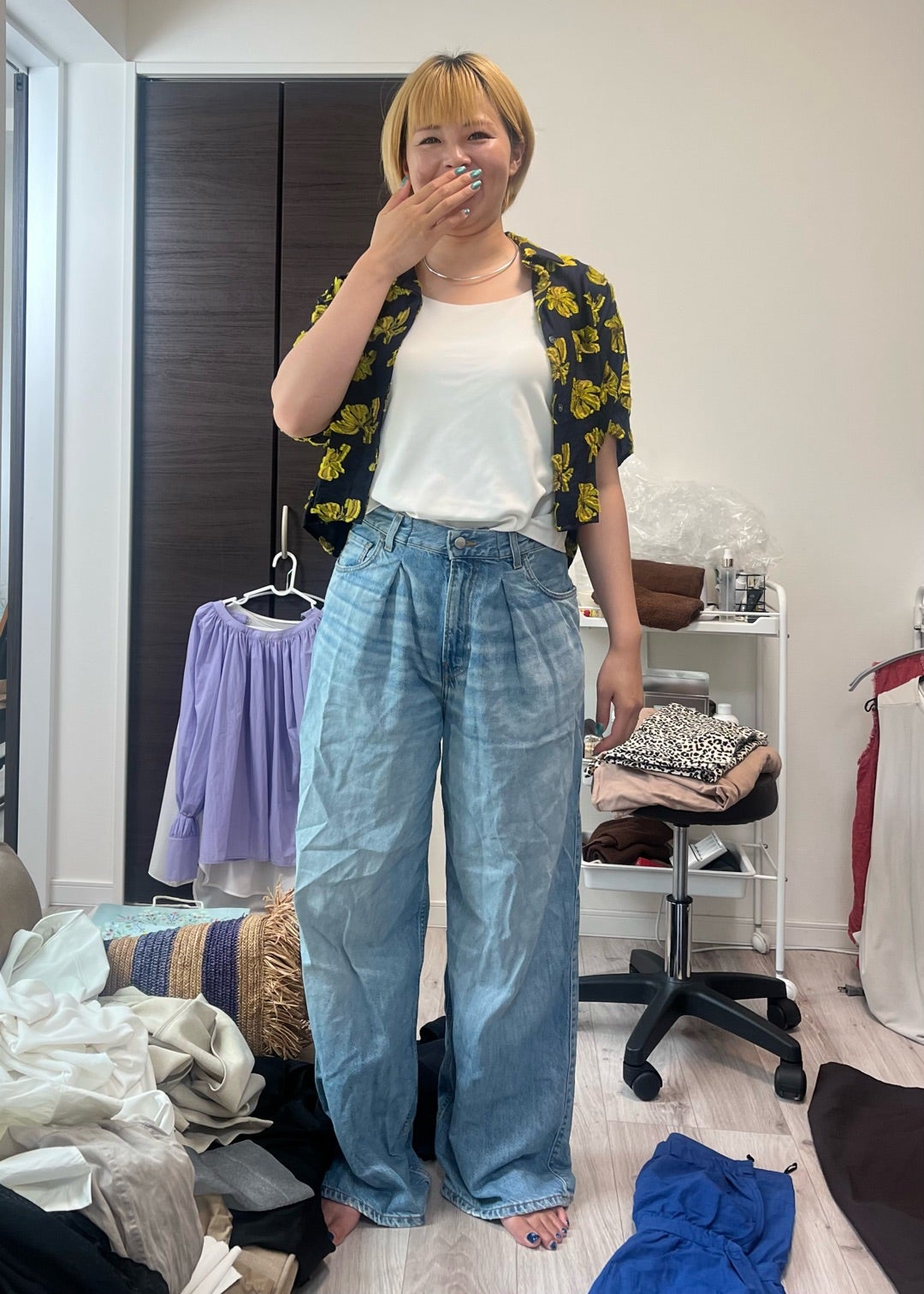 短い柄シャツを白トップスとデニムに重ねたお客様