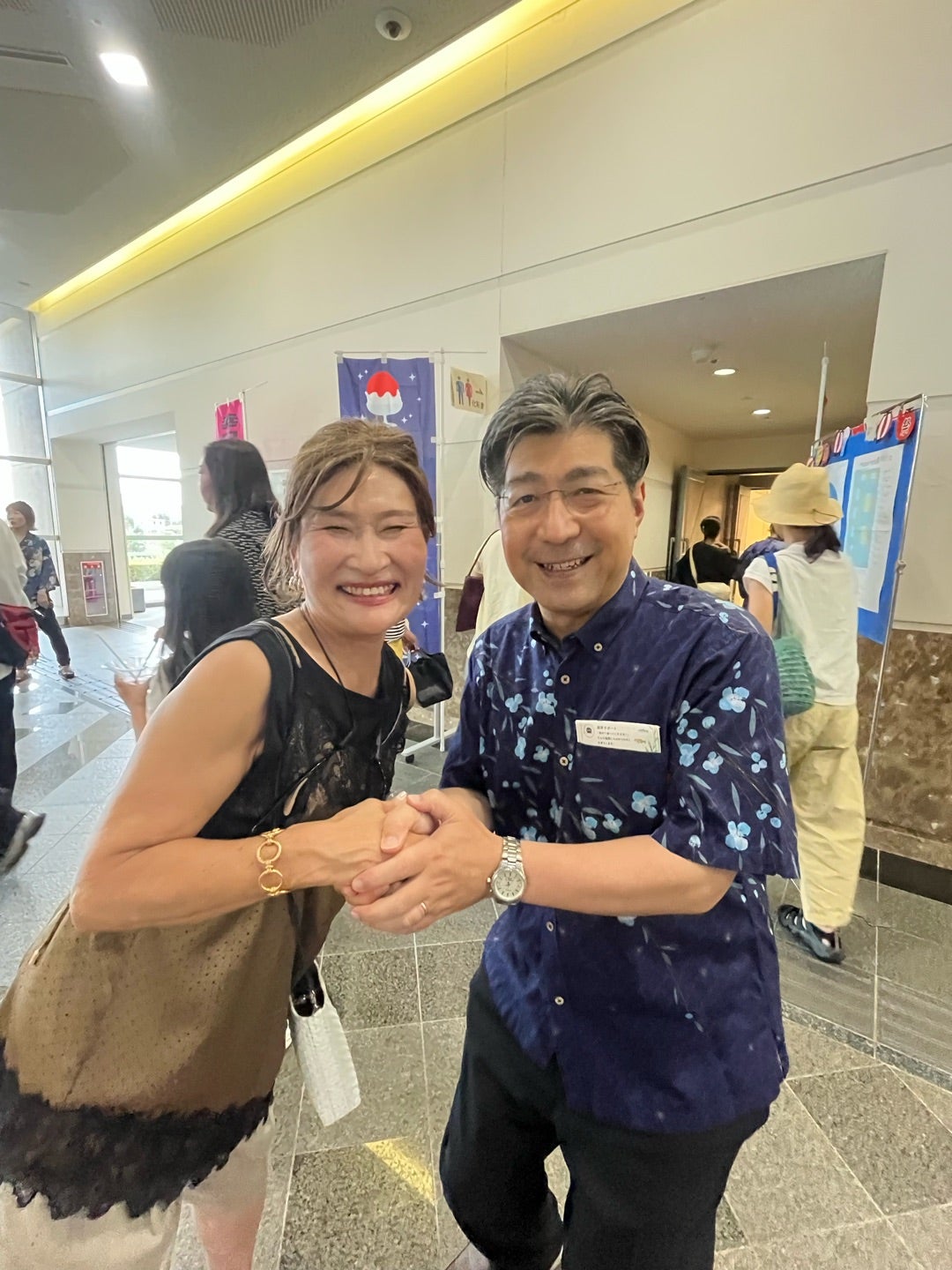 幸田町夏祭りで里見りゅうじさんと笑顔で並ぶ三村由香