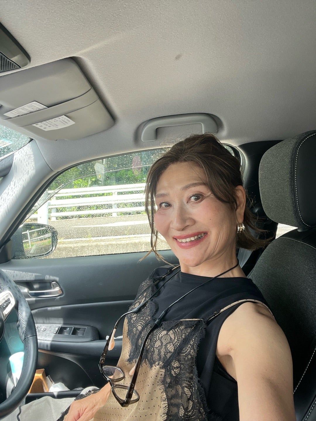 黒いレースのトップスで夏祭りへ向かう三村由香