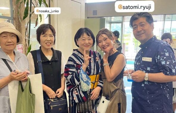 幸田町夏祭りで出会った人たちと笑顔で並ぶ三村由香