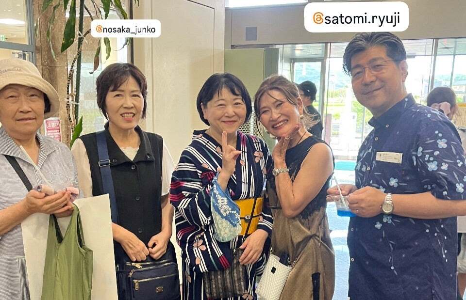 幸田町夏祭りで出会った人たちと笑顔で並ぶ三村由香
