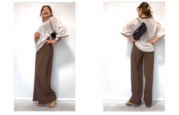 白いトップスとブラウンのパンツに黒いバッグを合わせた前後の着こなし