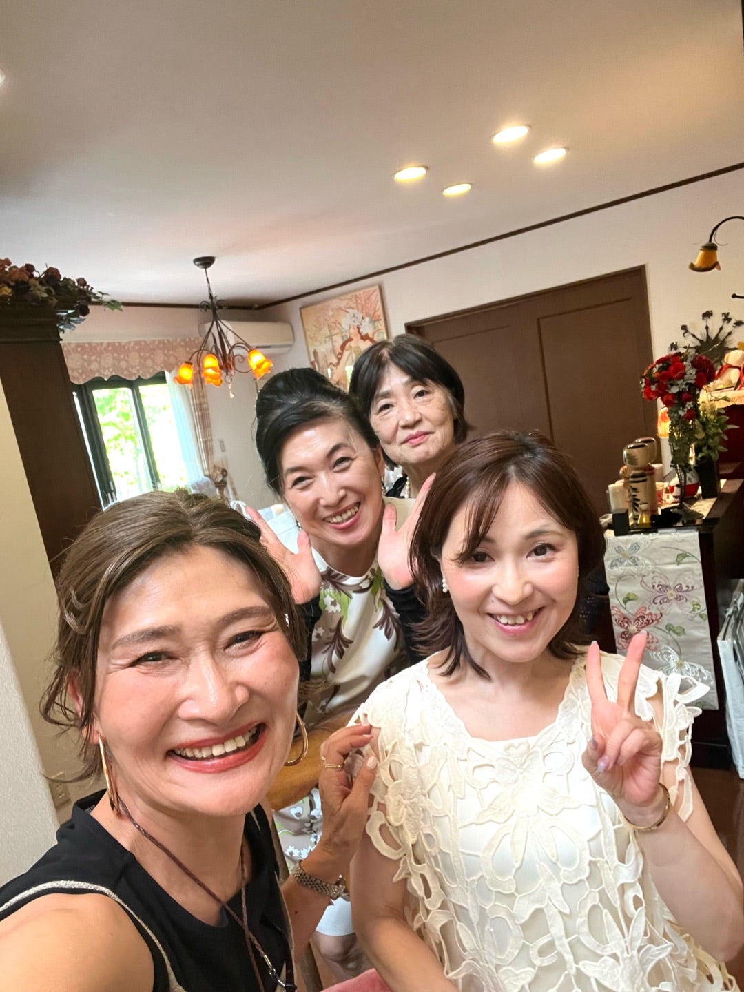 マナーを学ぶ時間に笑顔を見せる四人の女性