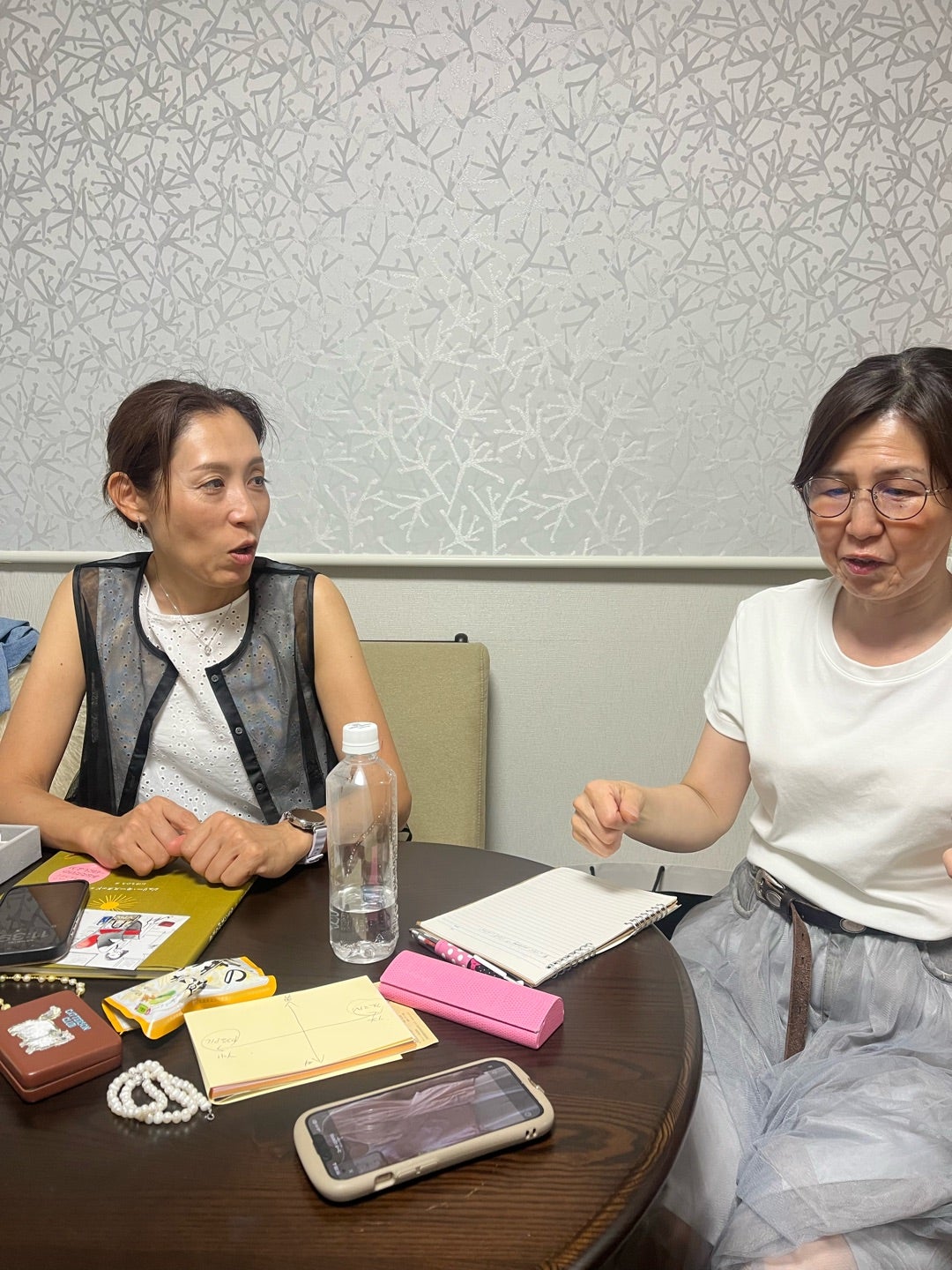 テーブルを囲んで装いについて会話する女性たち