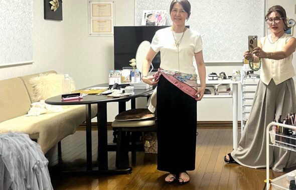 ジュエリーとスカーフを合わせた装いを楽しむ女性たち