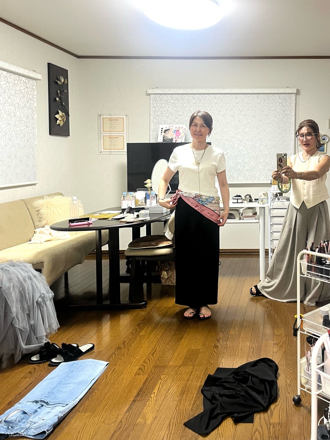 ジュエリーとスカーフを合わせた装いを楽しむ女性たち