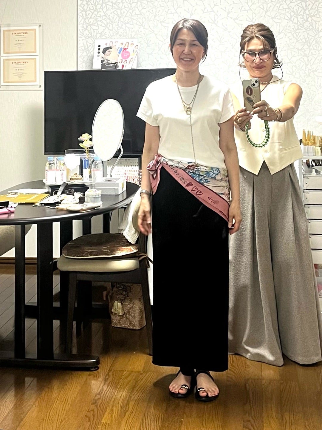 ジュエリーとスカーフを合わせた装いを楽しむ女性たち