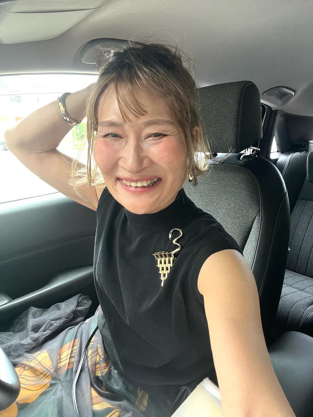 晩夏の黒いノースリーブコーデを楽しむ女性