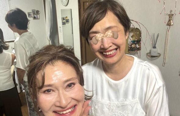 メイクレッスンを楽しみ笑顔を見せる女性たち
