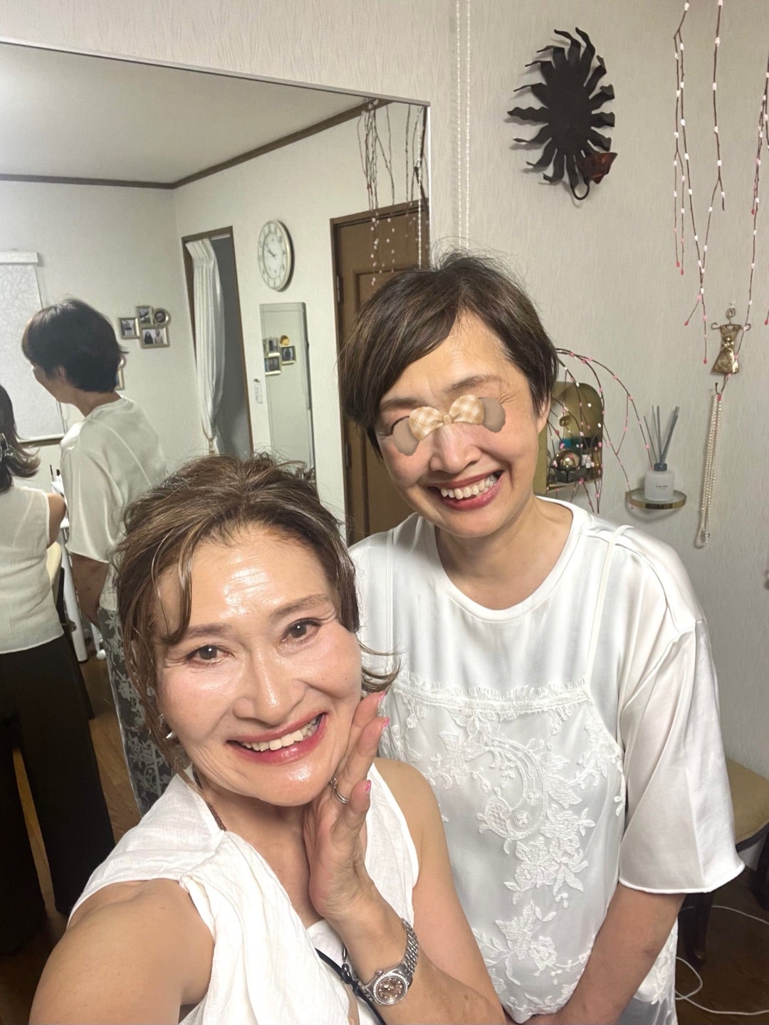 メイクレッスンを楽しみ笑顔を見せる女性たち