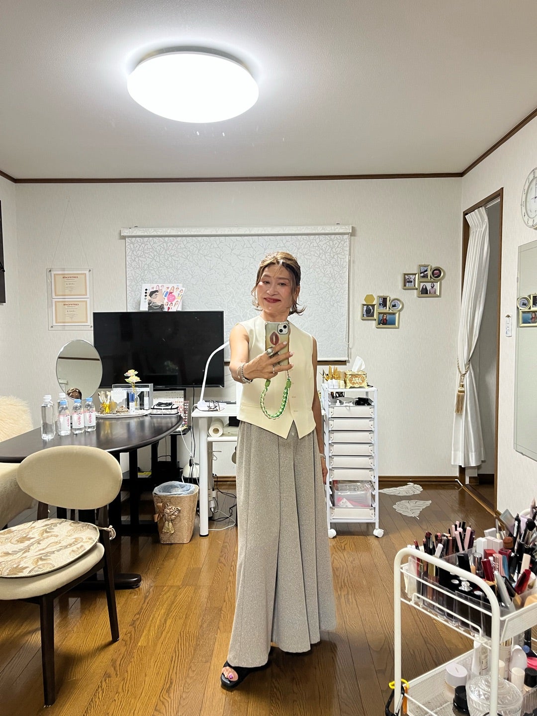 メイクレッスンを終えて鏡の前で笑顔を見せる女性
