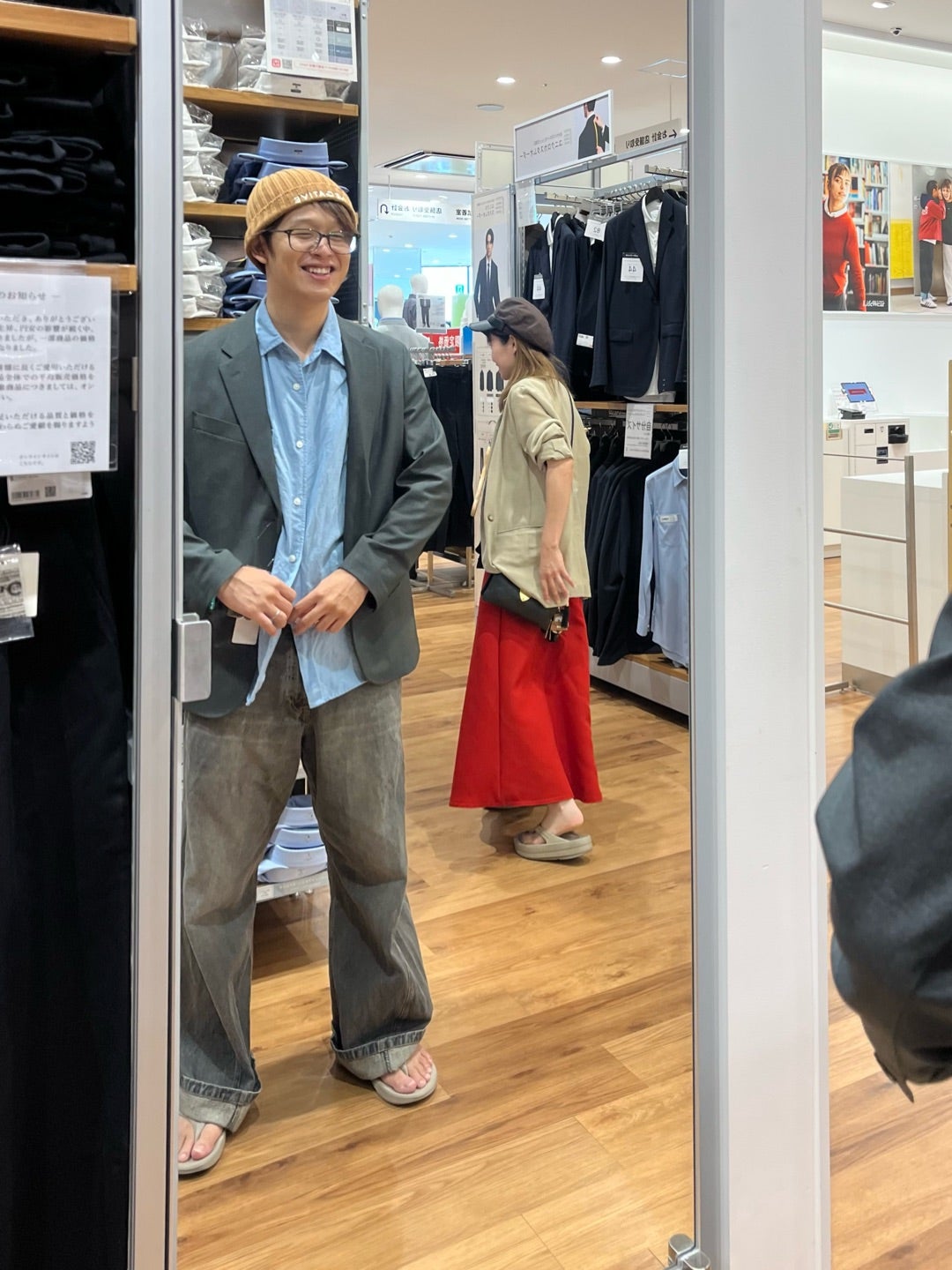 ジャケットとブルーシャツでつくる大人のきれいめカジュアル