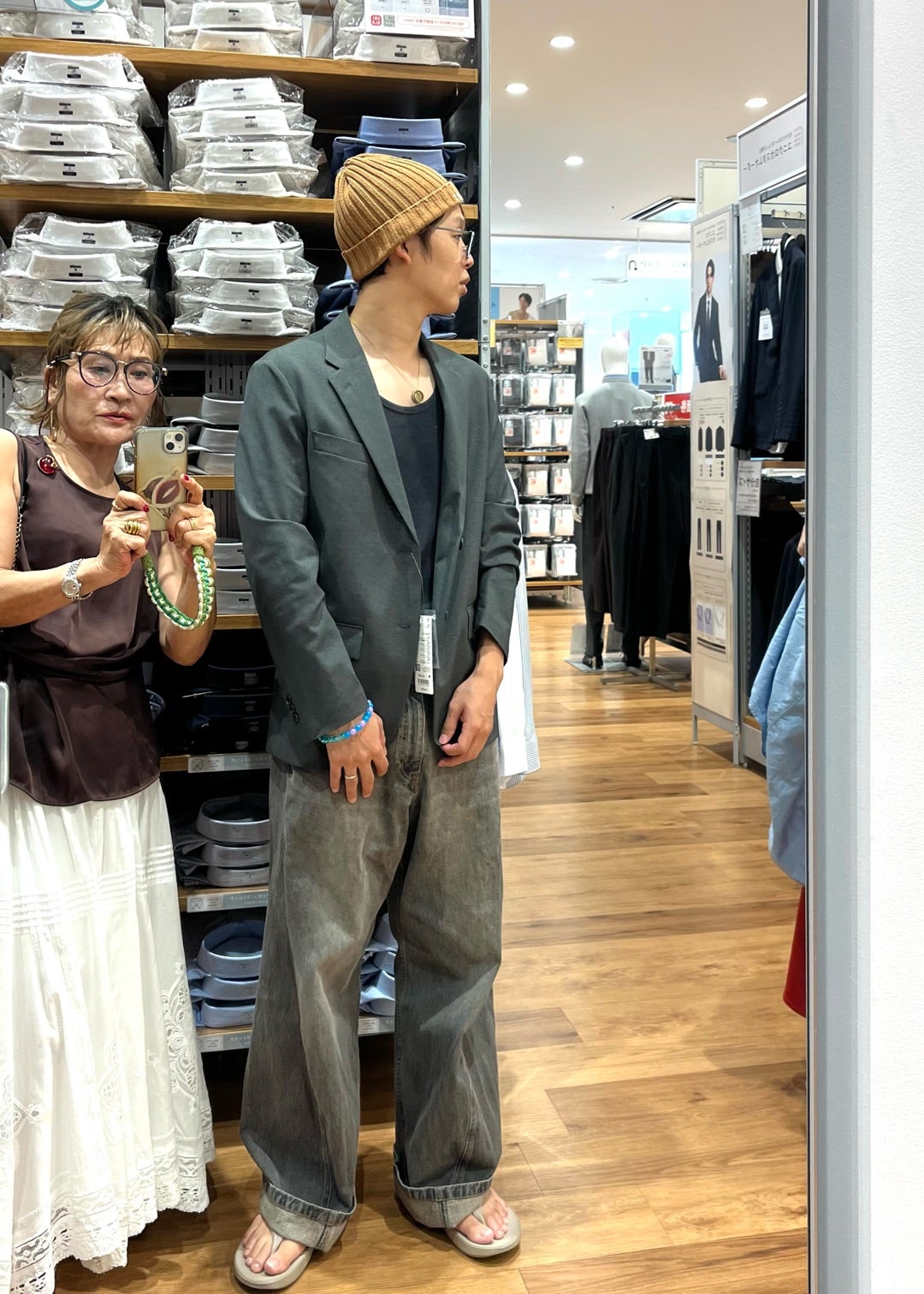 ジャケットのインナーとネックラインを確認するメンズ同行ショッピング