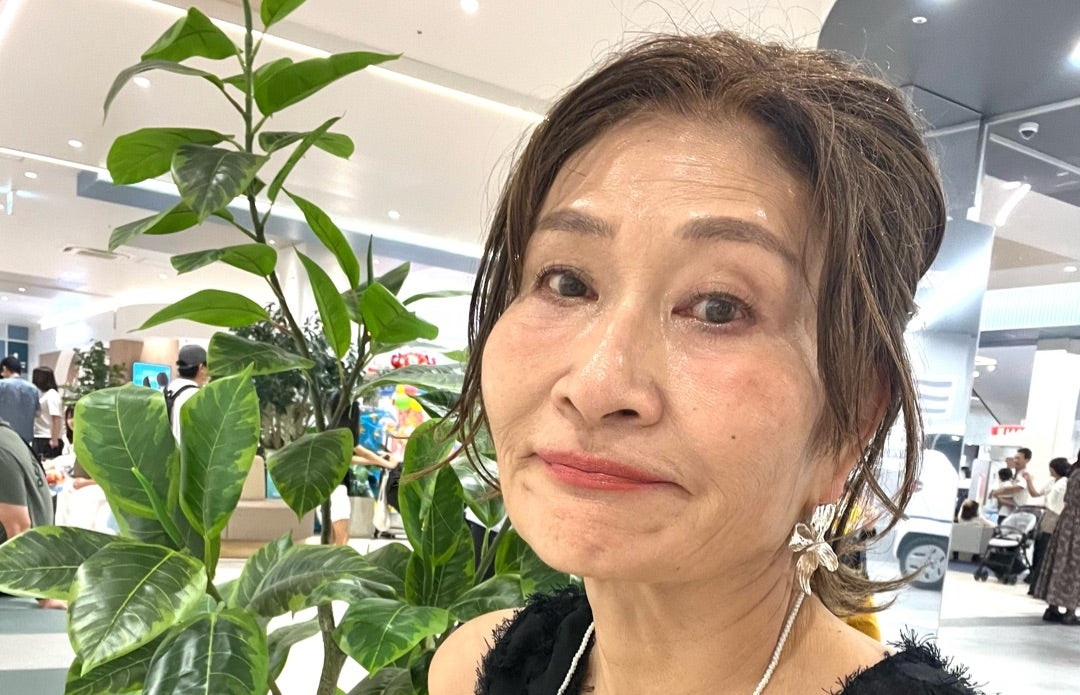 グレーと黒の装いを自分らしく楽しむ三村由香