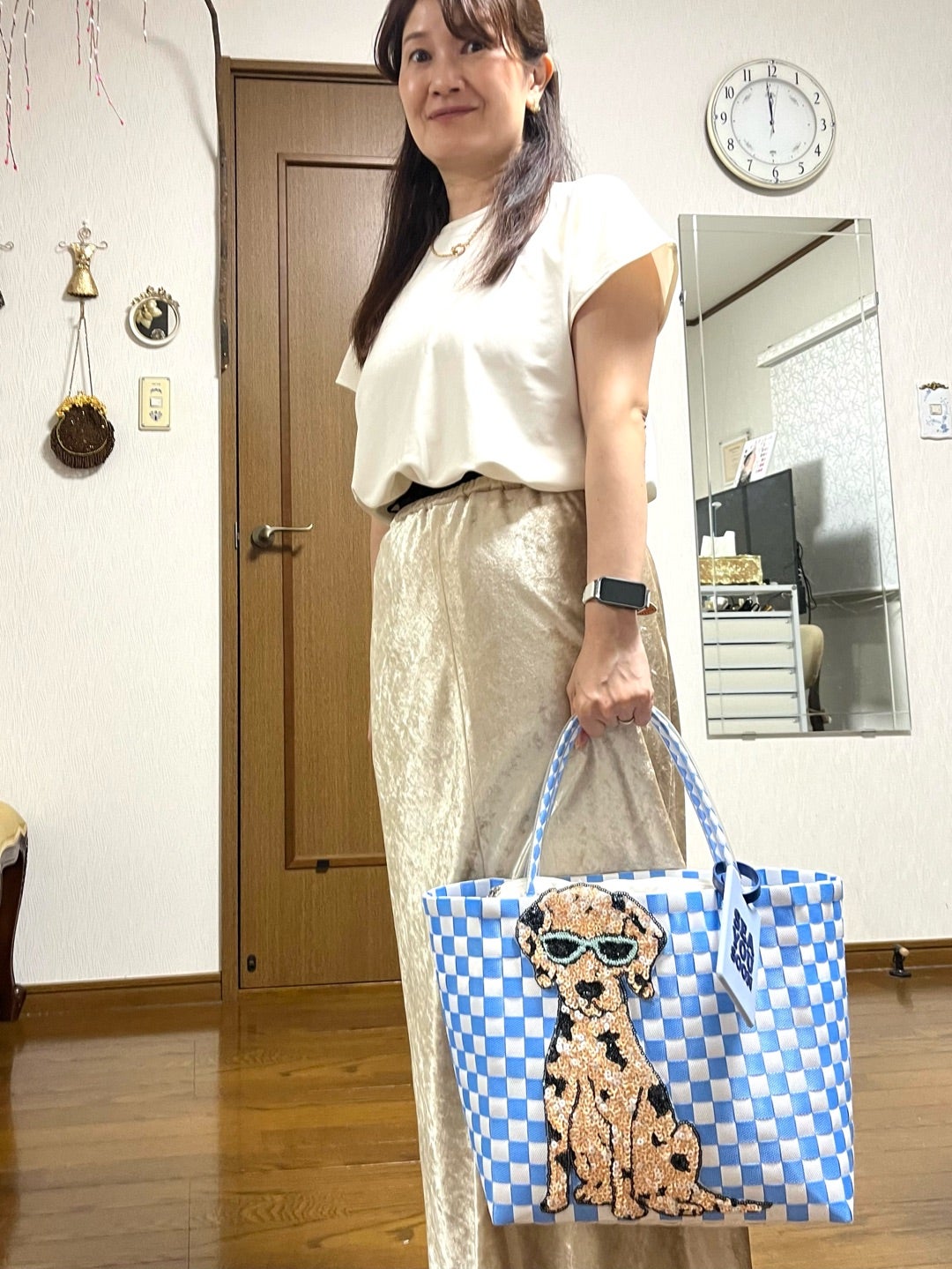 可愛いバッグとロングマキシスカートを楽しむ低身長女性