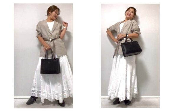 白いロングスカートに黒いブーツを合わせて秋をしのばせる三村由香