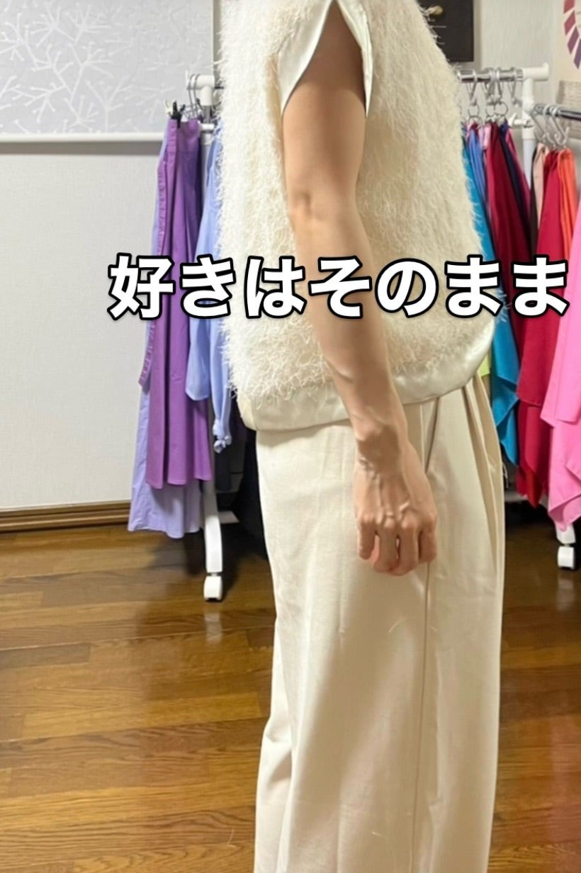 ふわふわした白いトップスと明るいパンツを楽しむ女性