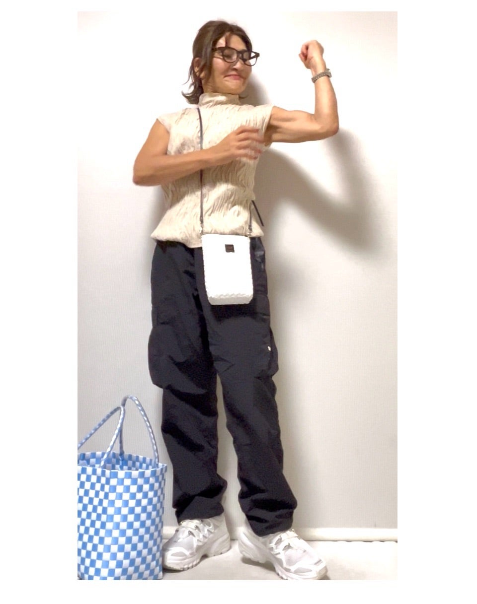 ノースリーブとワイドパンツで腕を動かす三村由香