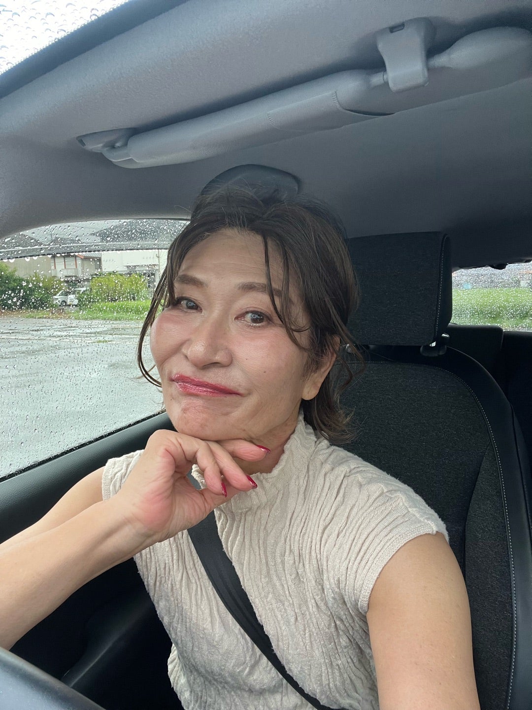 車内で笑顔を見せるスタイリスト三村由香