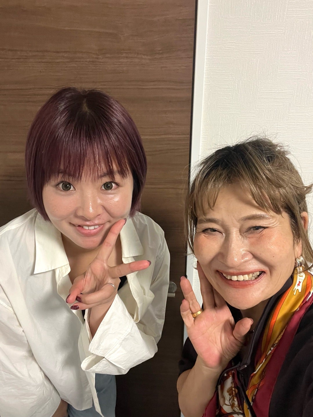 クローゼットを一緒に見直したお客様と笑顔を見せる三村由香