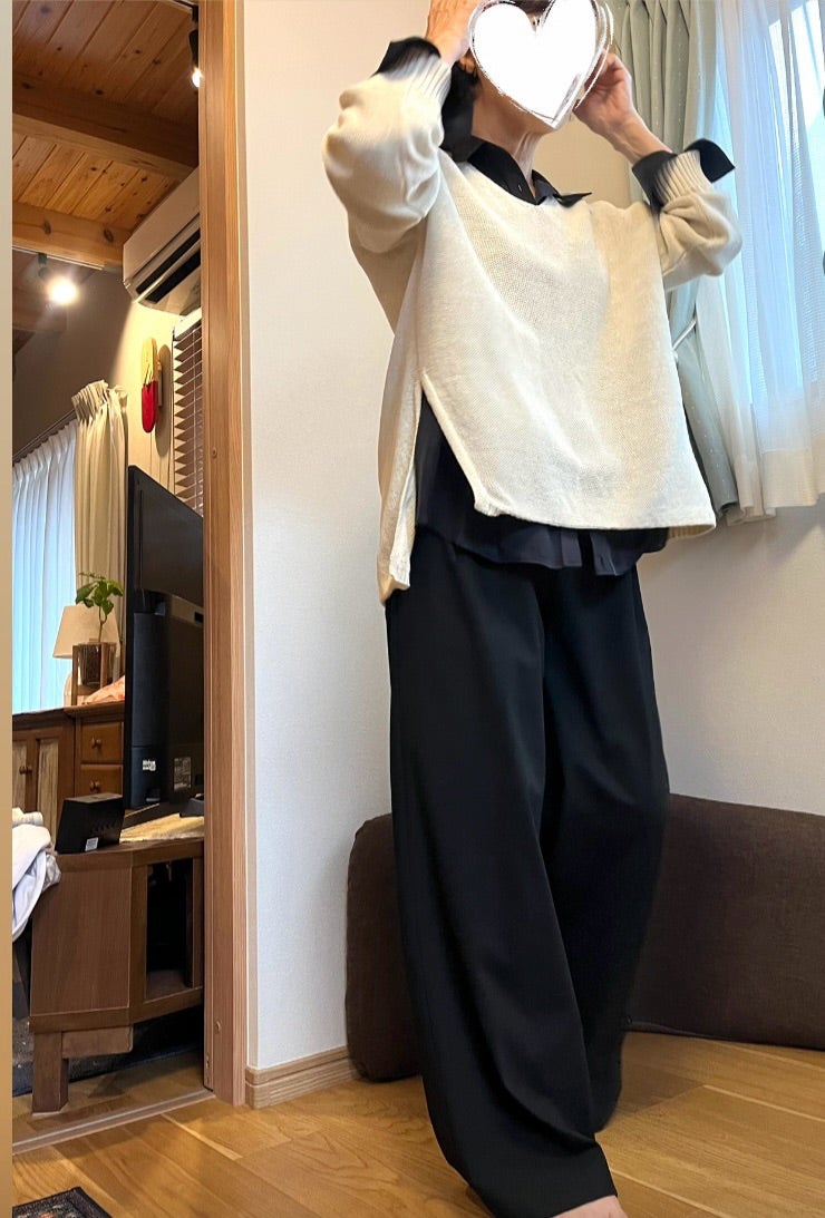 ベージュのトップスを重ねて黒ワイドパンツを着回す秋コーデ
