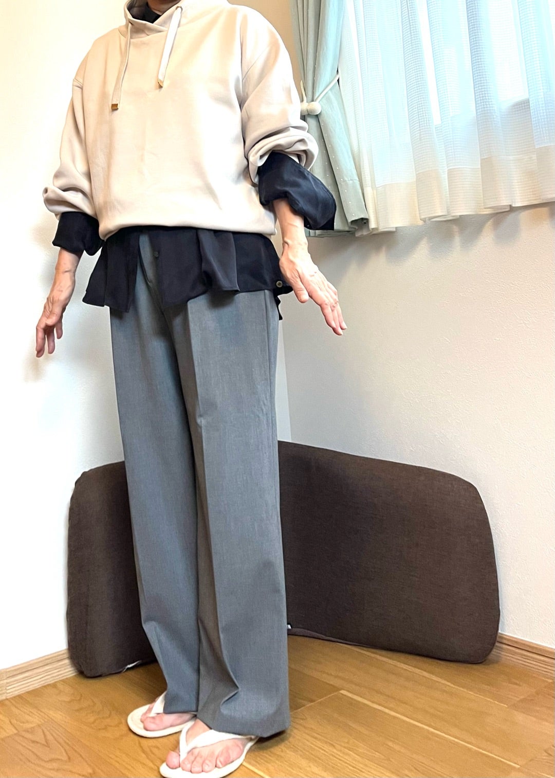 淡いフーディーとワイドパンツを合わせた秋の着回しコーデ