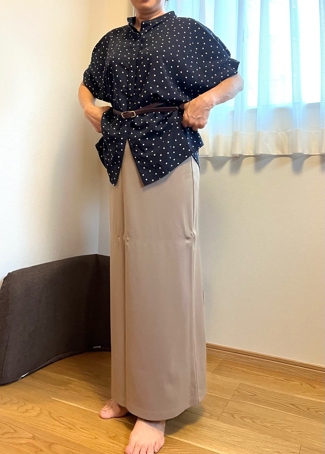 ネイビーのドット柄シャツを細ベルトで整えたロングタイトスカートの着回しコーデ
