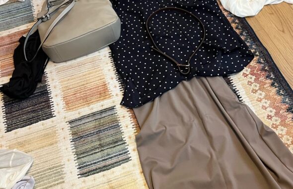 ドット柄シャツとグレージュのロングタイトスカートを合わせた着回しアイテム