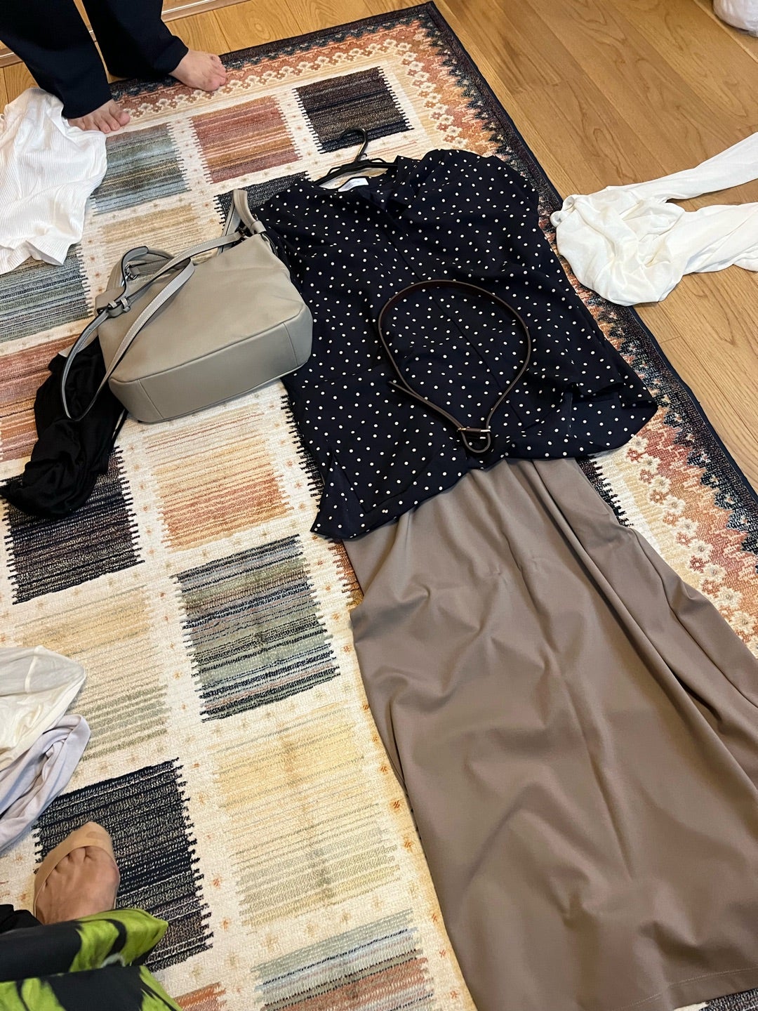 ドット柄シャツとグレージュのロングタイトスカートを合わせた着回しアイテム
