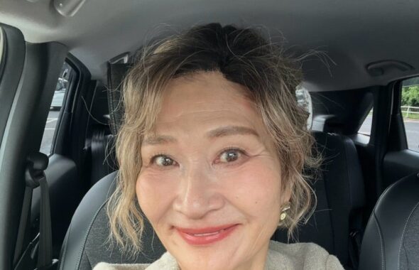 黒とベージュのレースコーデで微笑む三村由香