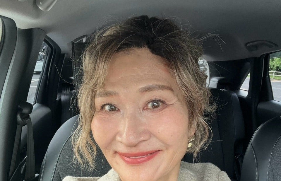 黒とベージュのレースコーデで微笑む三村由香