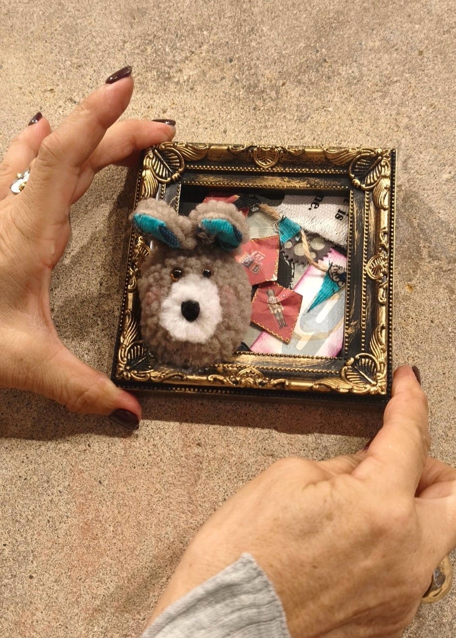 手のひらサイズの額に入った手作りの動物作品