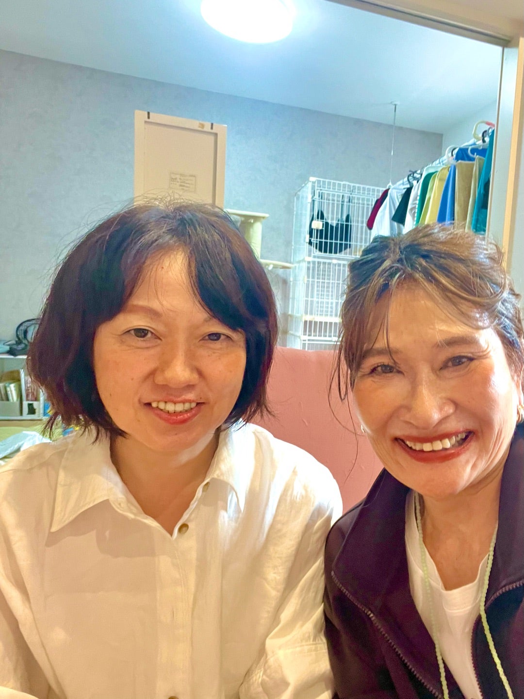 メイクレッスンで笑顔を見せるお客様と三村由香
