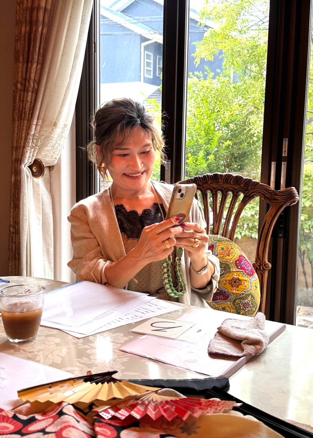 風呂敷と扇子の扱い方を学ぶレッスン風景