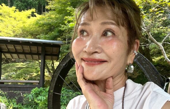 自然の中でアクセサリーを楽しむ女性