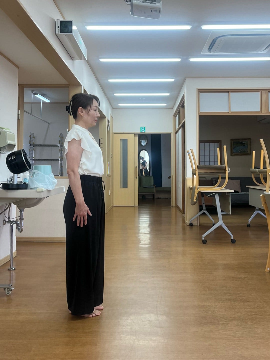 ウォーキングレッスンで横から立ち姿を確認している様子