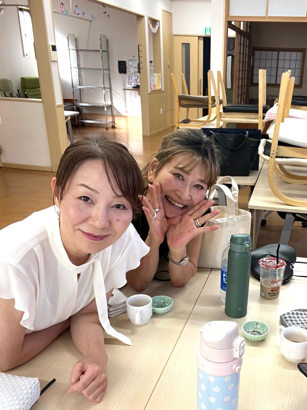 ウォーキングレッスンを終えて笑顔を見せる二人