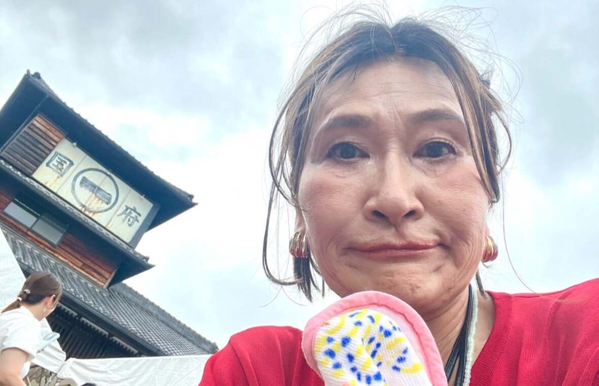 瀬戸の街並みを背景にした三村由香