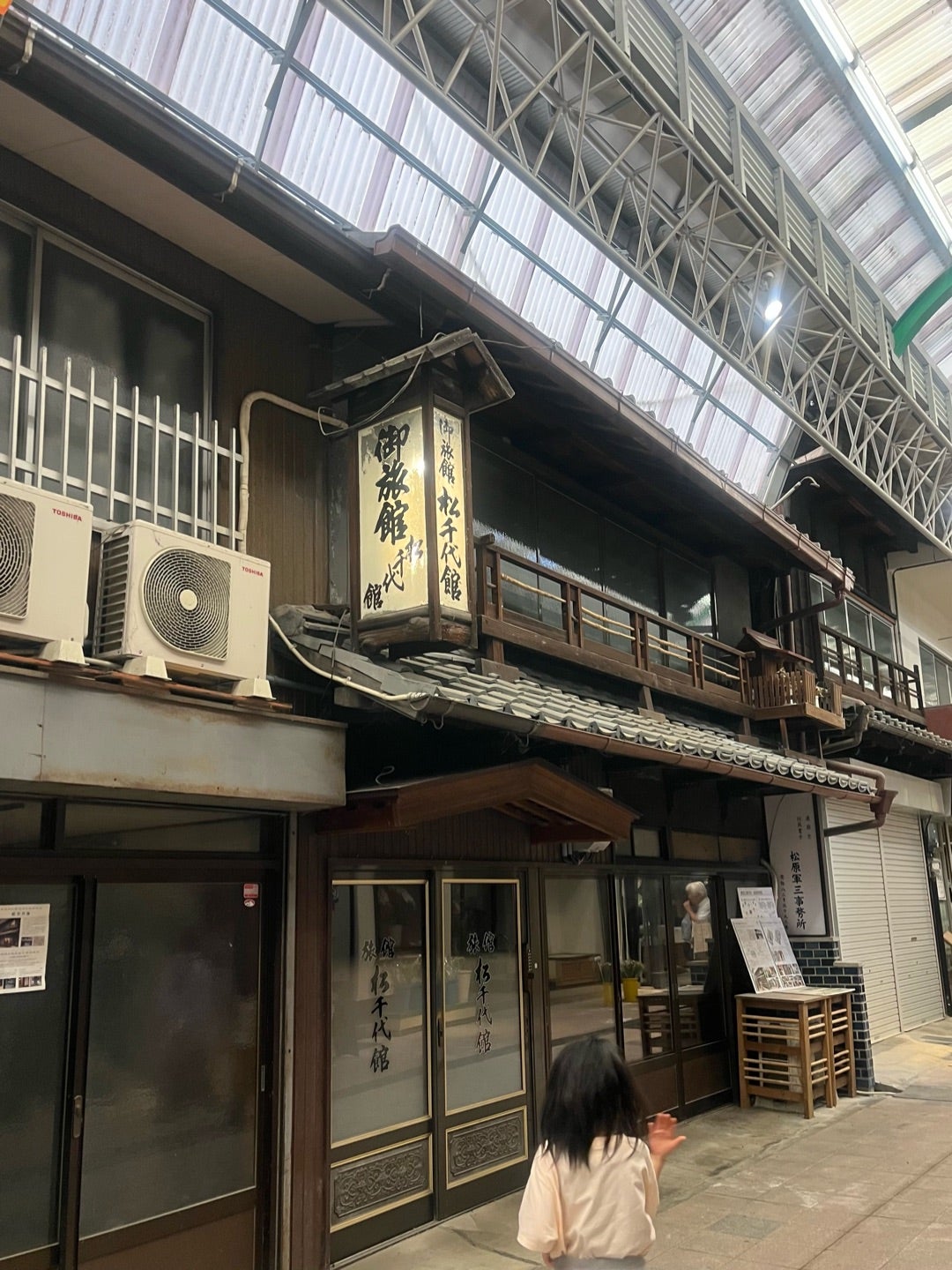 瀬戸の街に残る昔ながらの旅館のような木造建物