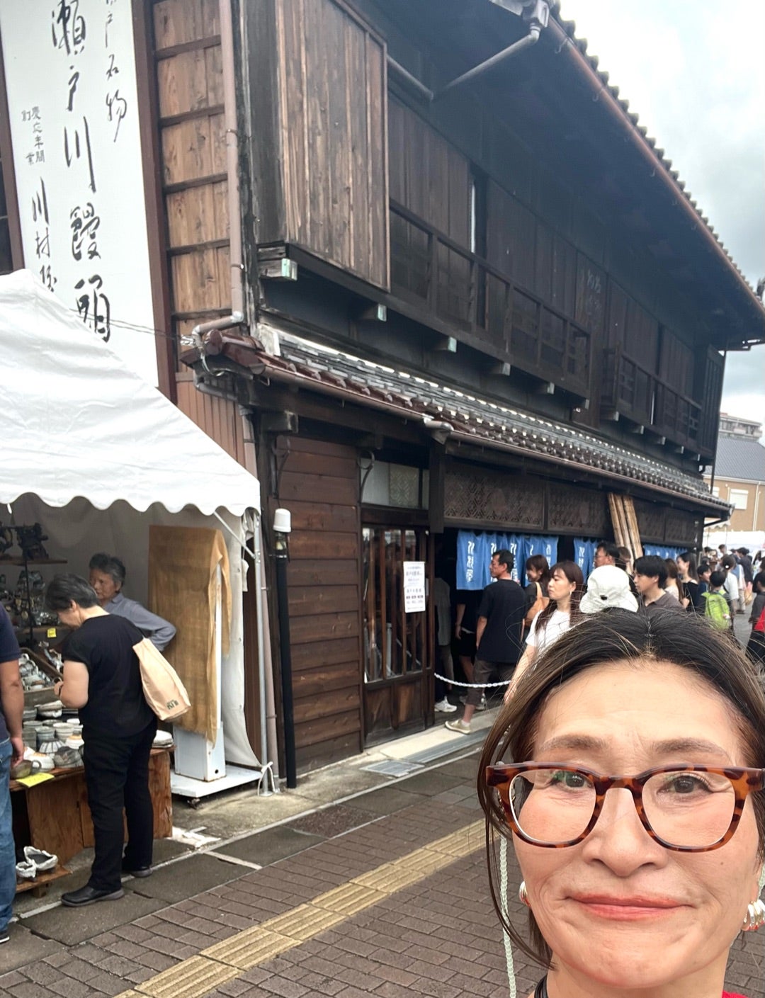 瀬戸の街に残る木造の建物と昔ながらの店舗