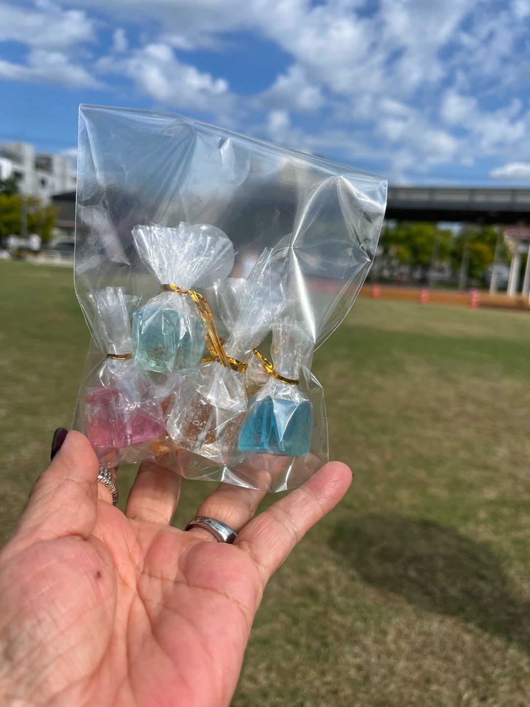 手のひらにのせた色とりどりの小さなキャンドル