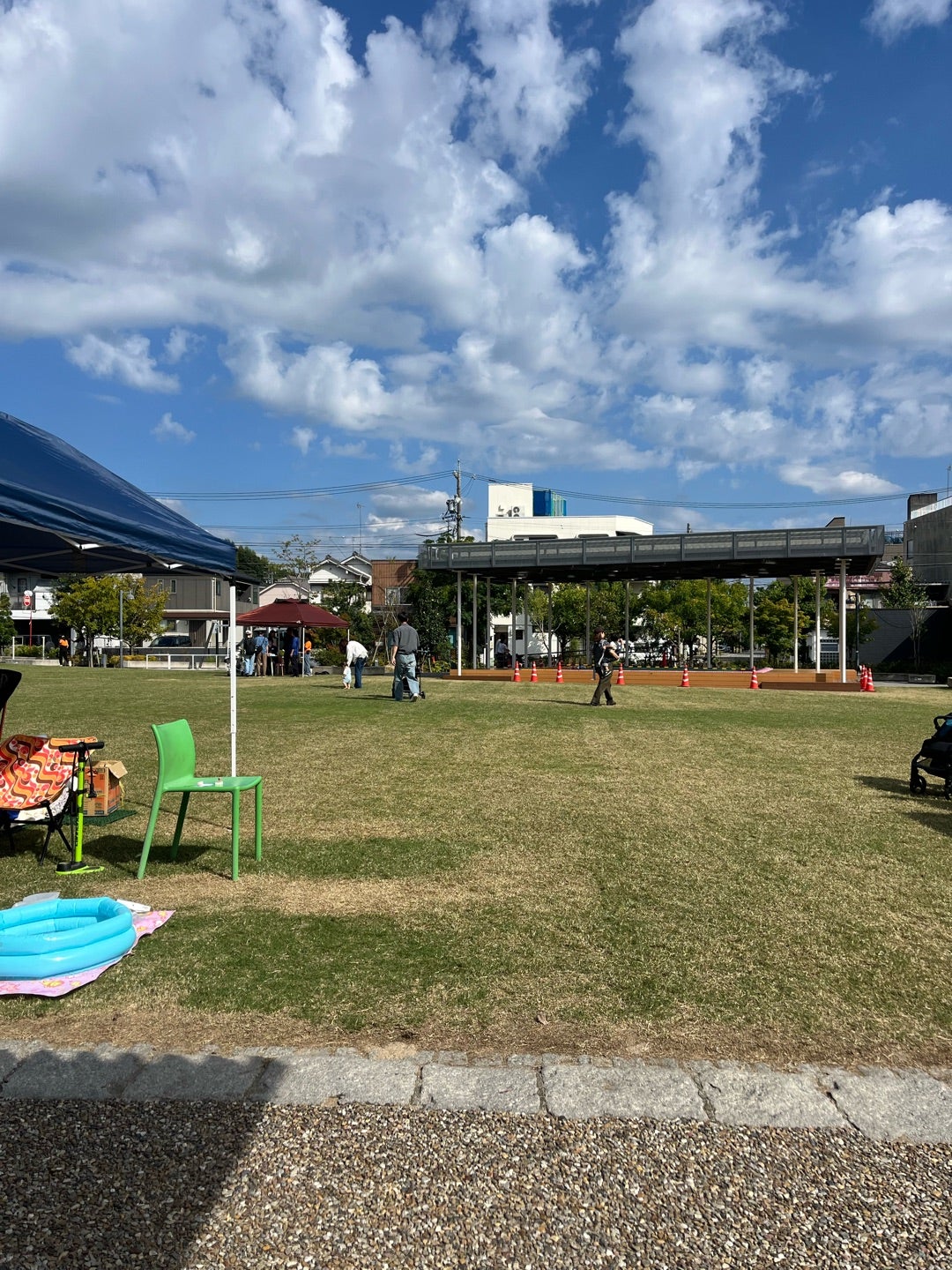 青空の下で開かれた岡崎・篭田公園の子どもマルシェ