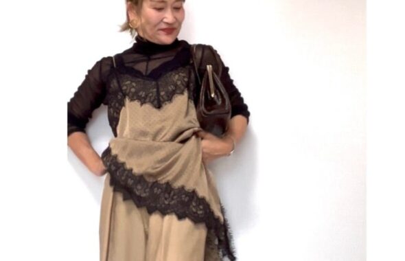 黒レースとベージュを重ねた三村由香