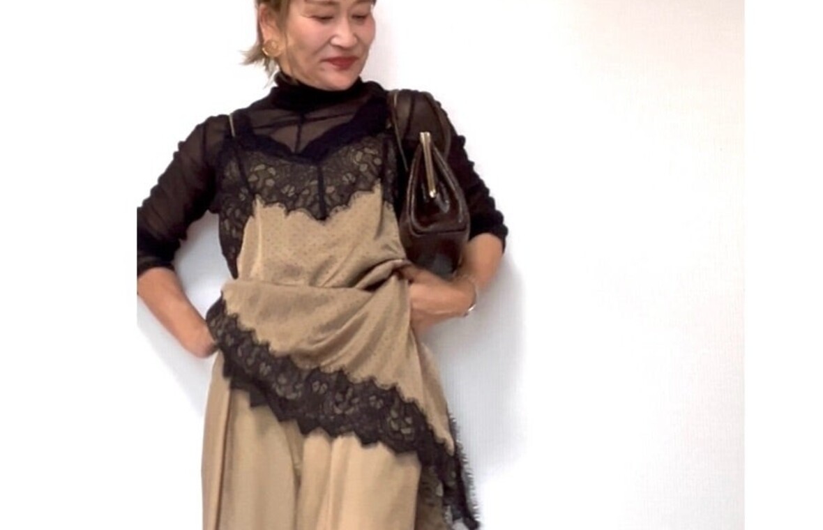 黒レースとベージュを重ねた三村由香