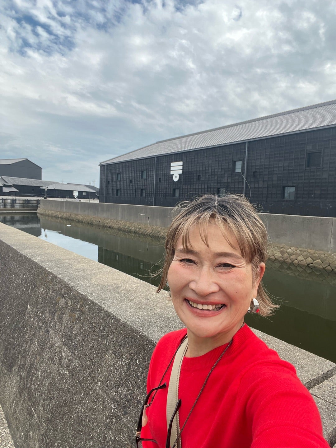 半田運河を背景にした三村由香