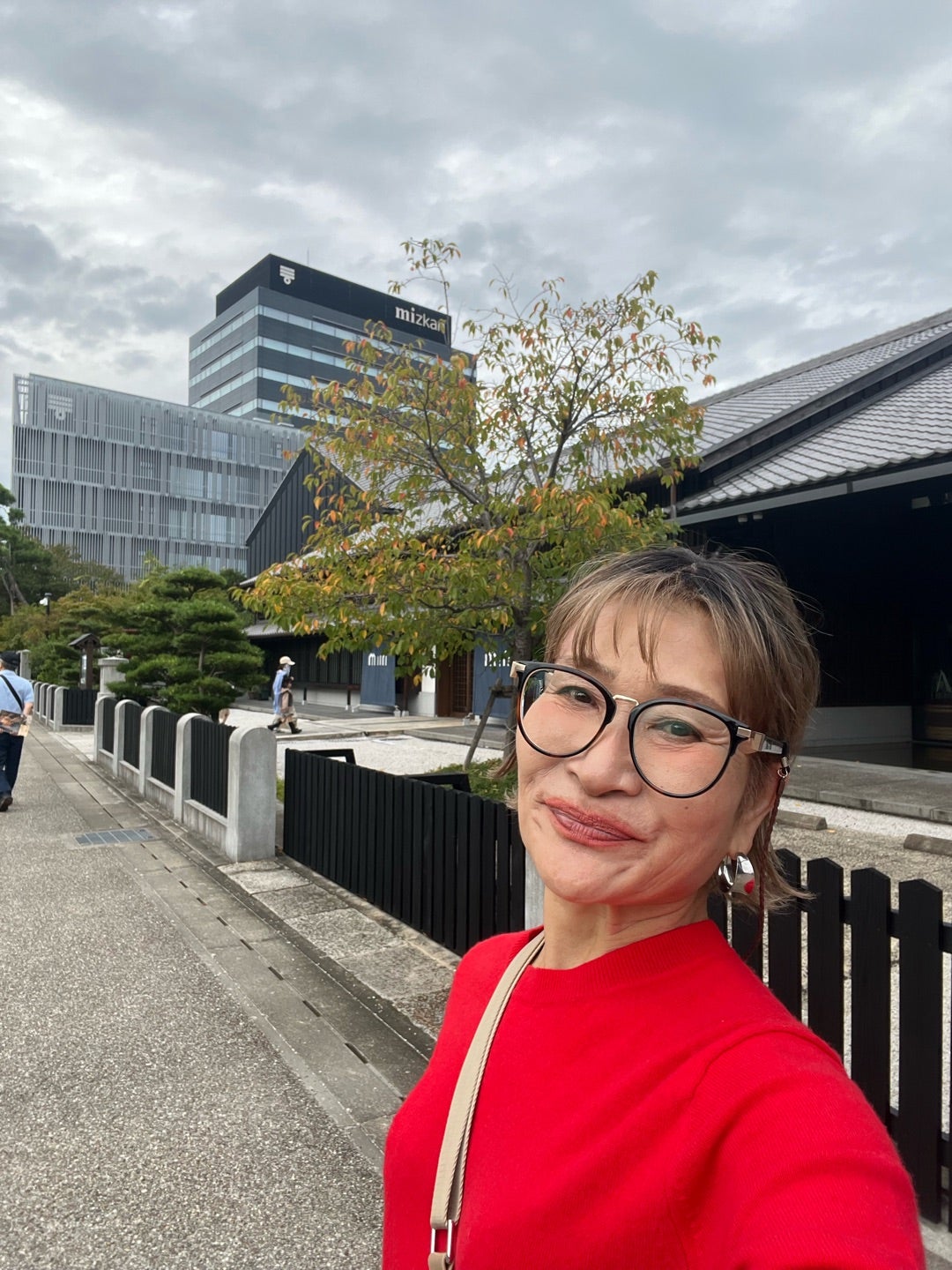 半田の黒壁が続く道で撮影した三村由香