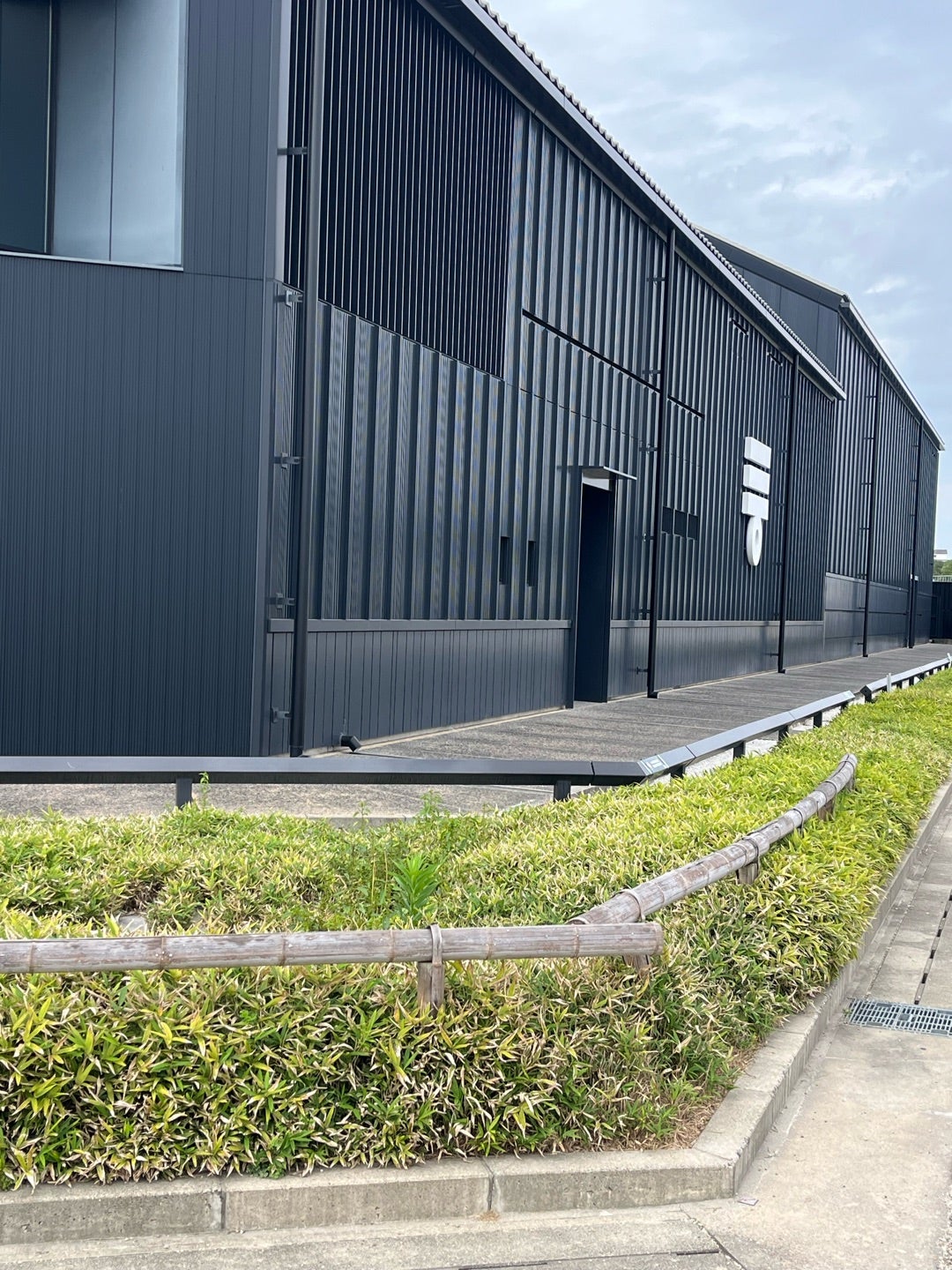 半田運河沿いに建つ黒いミツカンの建物