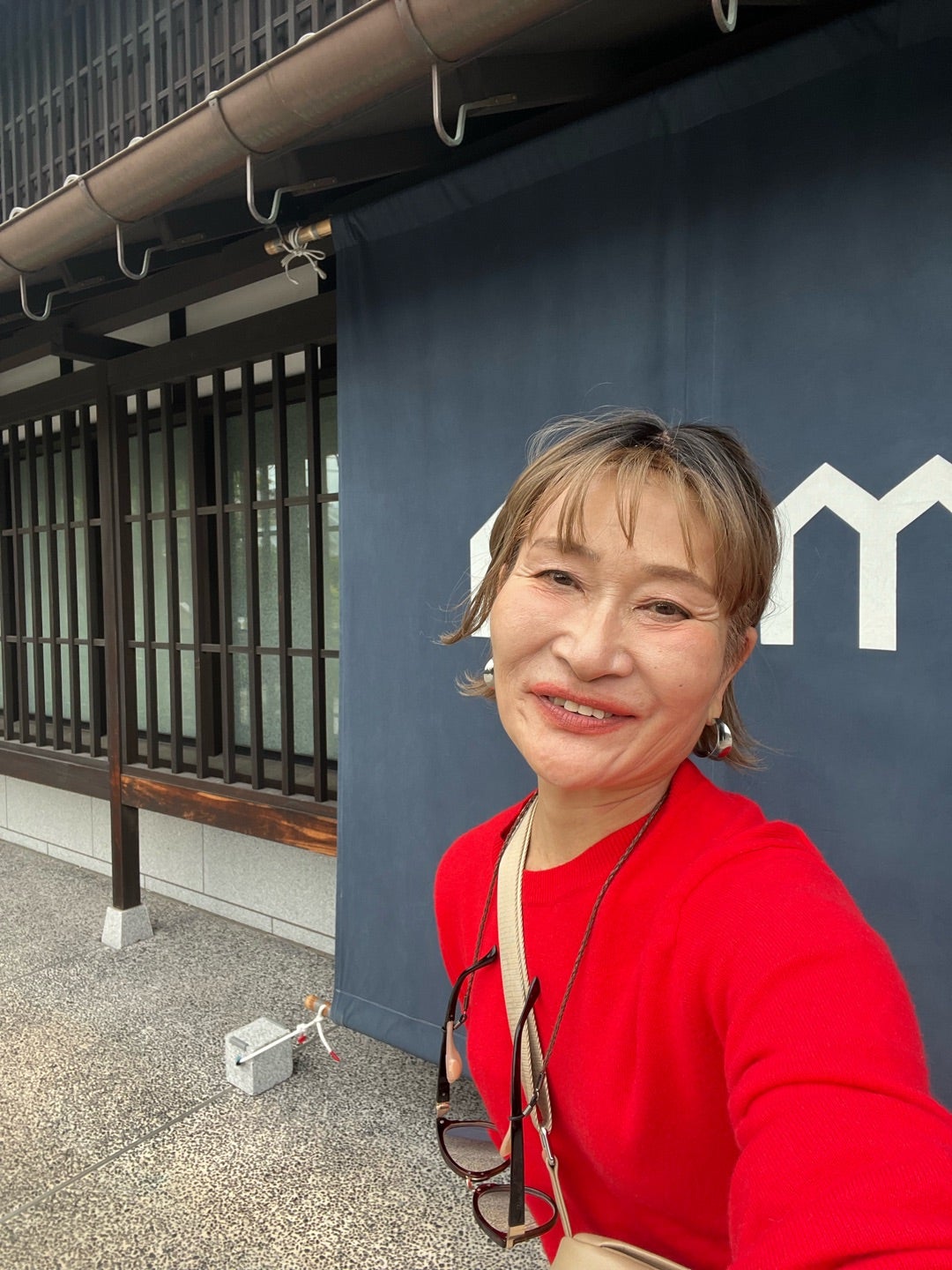 ミツカンの建物前で撮影した三村由香